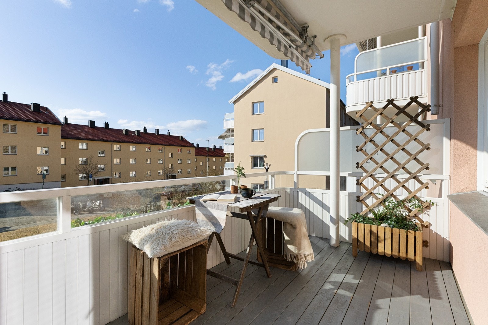 Den vestvendte balkongen på ca. 7,4 kvm er et flott tilskudd til boligen, og gir et fantastisk utendørsområde å nyte solen fra. Galleribilde