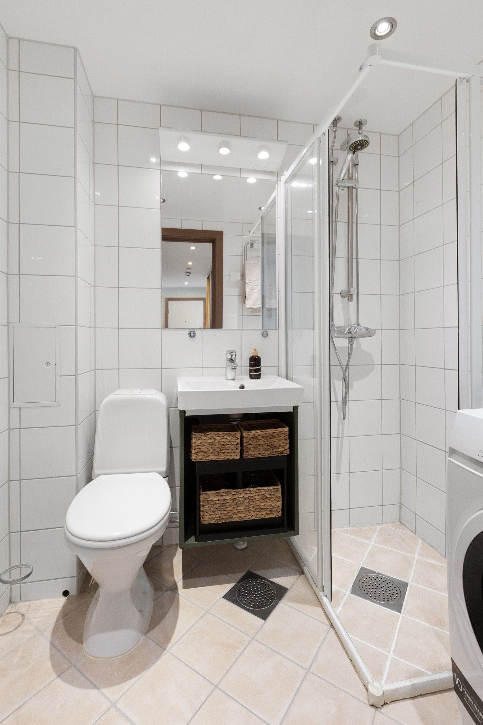 Himlingen er malt og har downlights, som gir et behagelig lys til rommet. Galleribilde