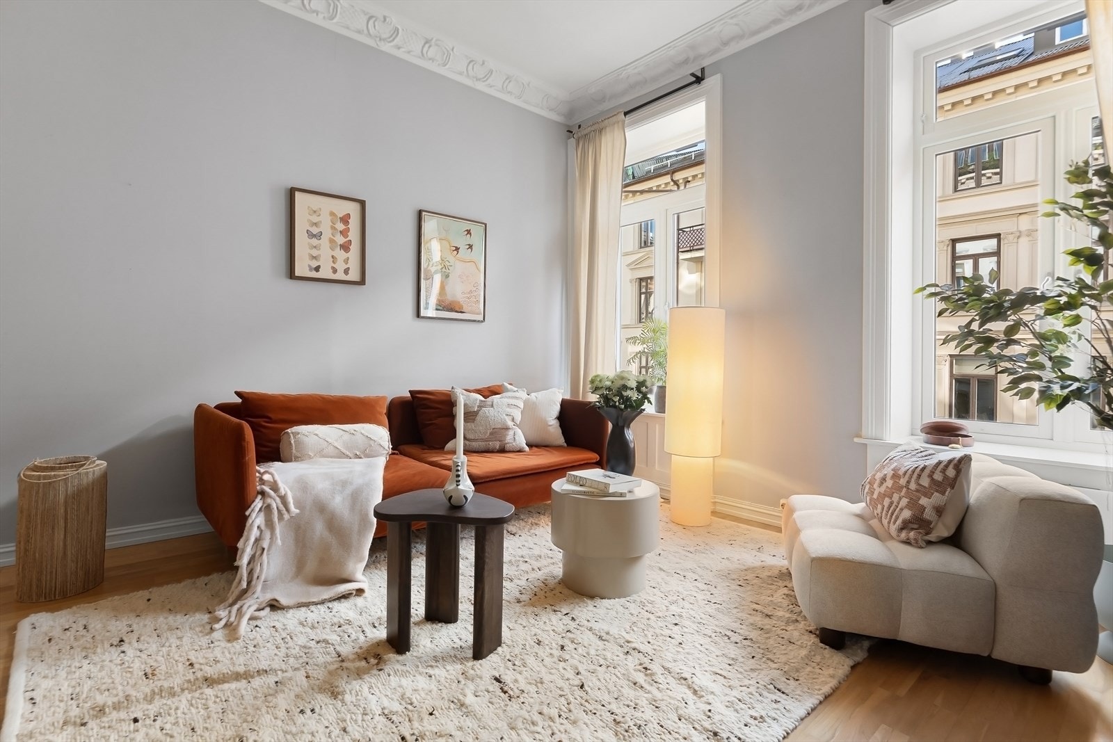 Leiligheten har en romslig stue med flotte, klassiske detaljer. Galleribilde