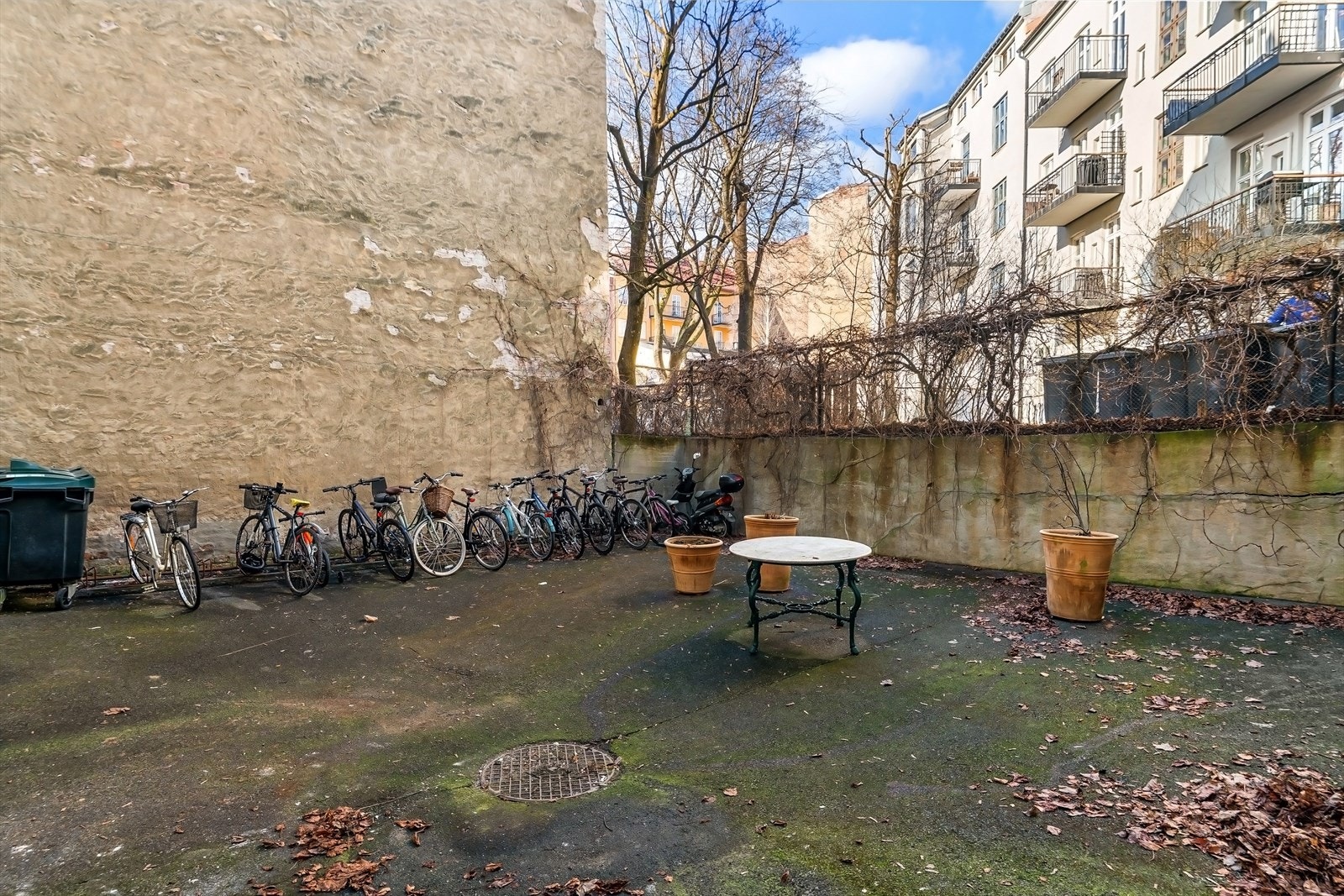 Sameiet har en lukket bakgård med sykkelparkering. Galleribilde