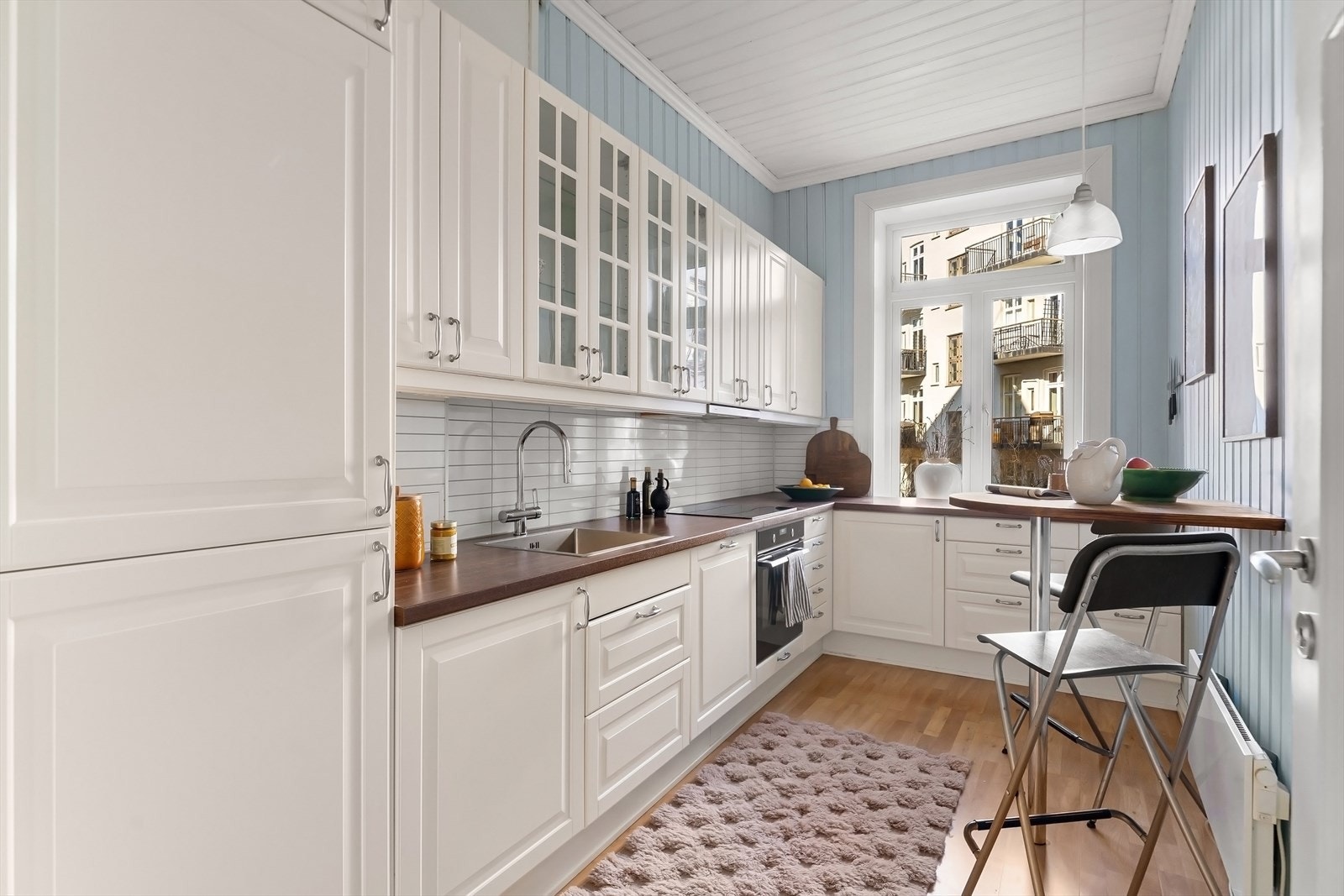 Klassisk, separat kjøkken fra Ikea med masse lagringsplass i både skap og skuffer. Galleribilde