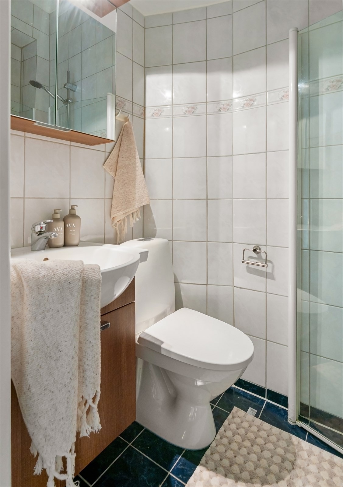 Bad med flislagte overflater og elektrisk gulvvarme. Galleribilde