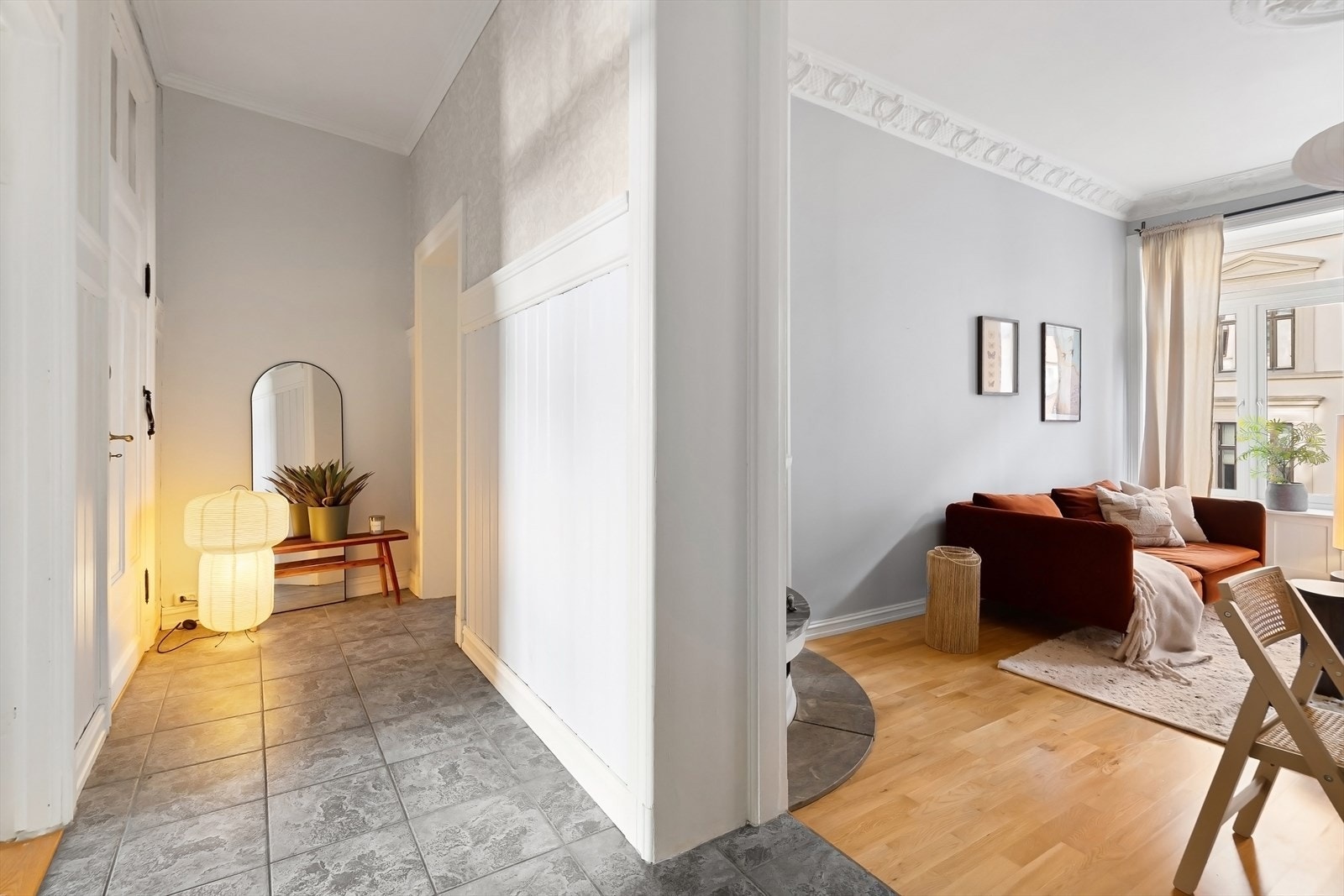 Den romslige gangen har god tilknytning til alle rommene i leiligheten, og sikrer god flyt. Galleribilde