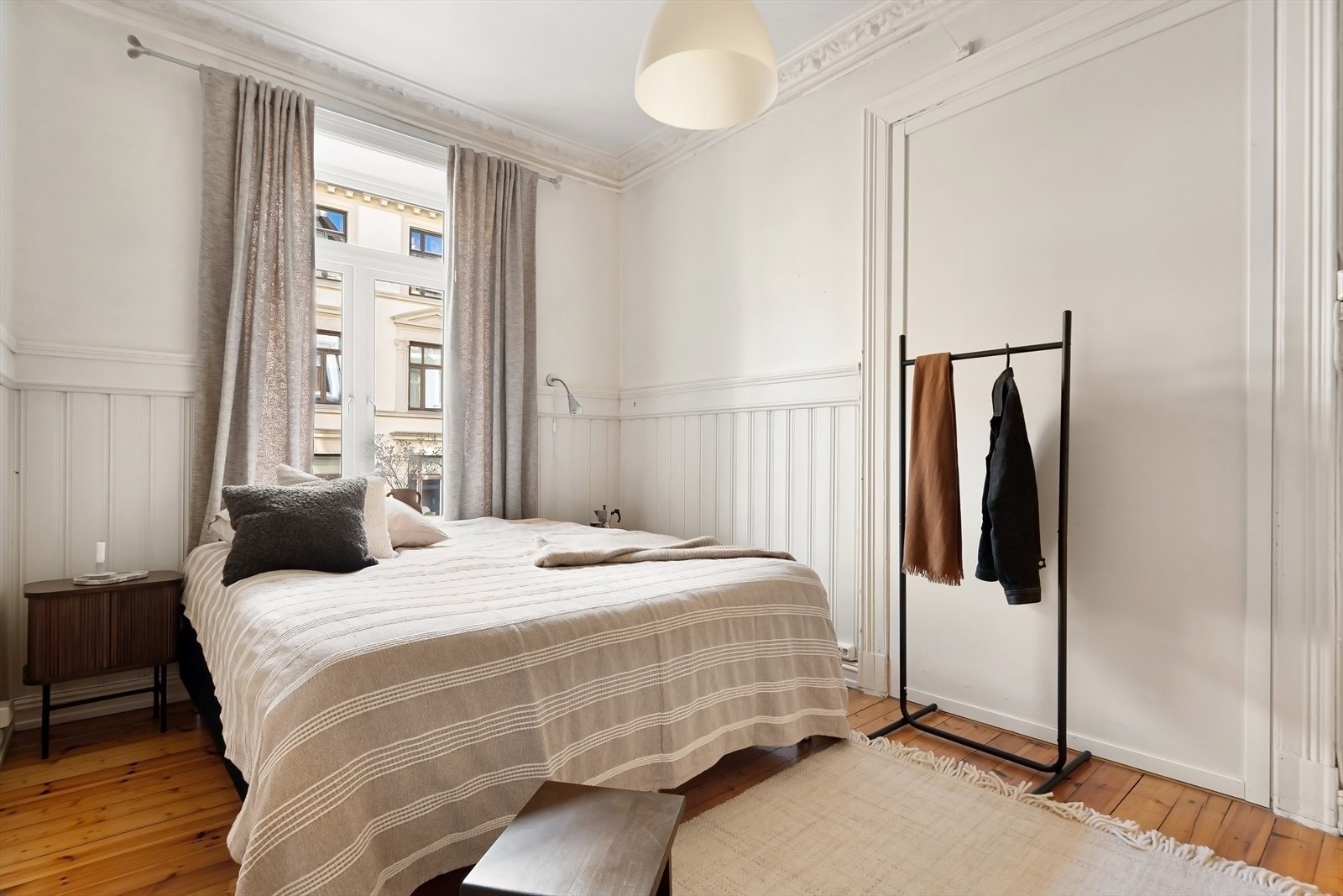 Soverom 2 har god plass til dobbeltseng og nattbord. Galleribilde