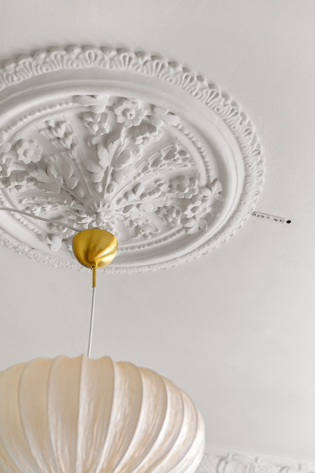 Leiligheten ligger i en ærverdig gård fra starten av 1900-tallet med nydelige detaljer som rosett og stukkatur. Galleribilde