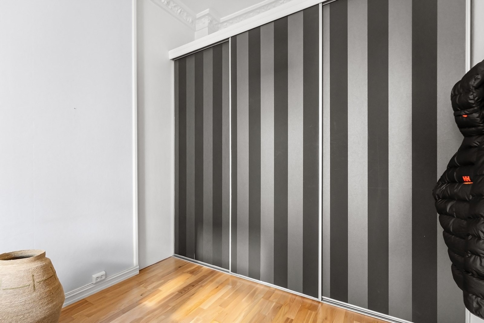 Rommet har innholdsrik skyvedørsgarderobe langs den ene veggen. Galleribilde