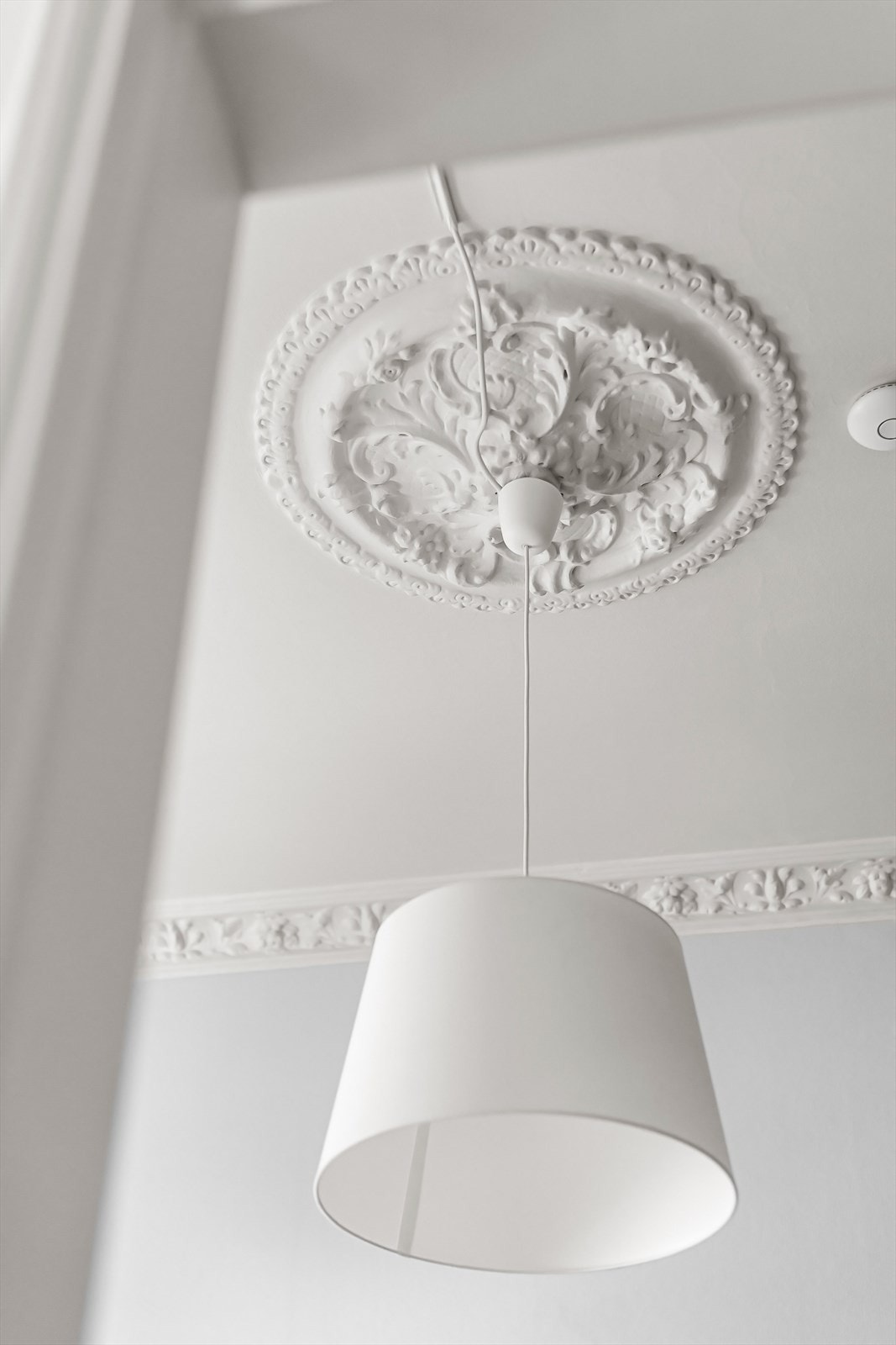 Soverommet har både rosett og stukkatur. Galleribilde