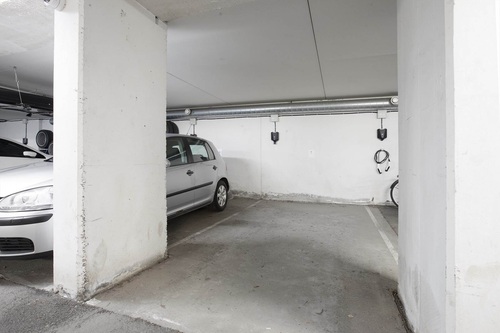 Boligen har leierett til en parkeringsplass, som leies ut gjennom sameiets styre. Galleribilde