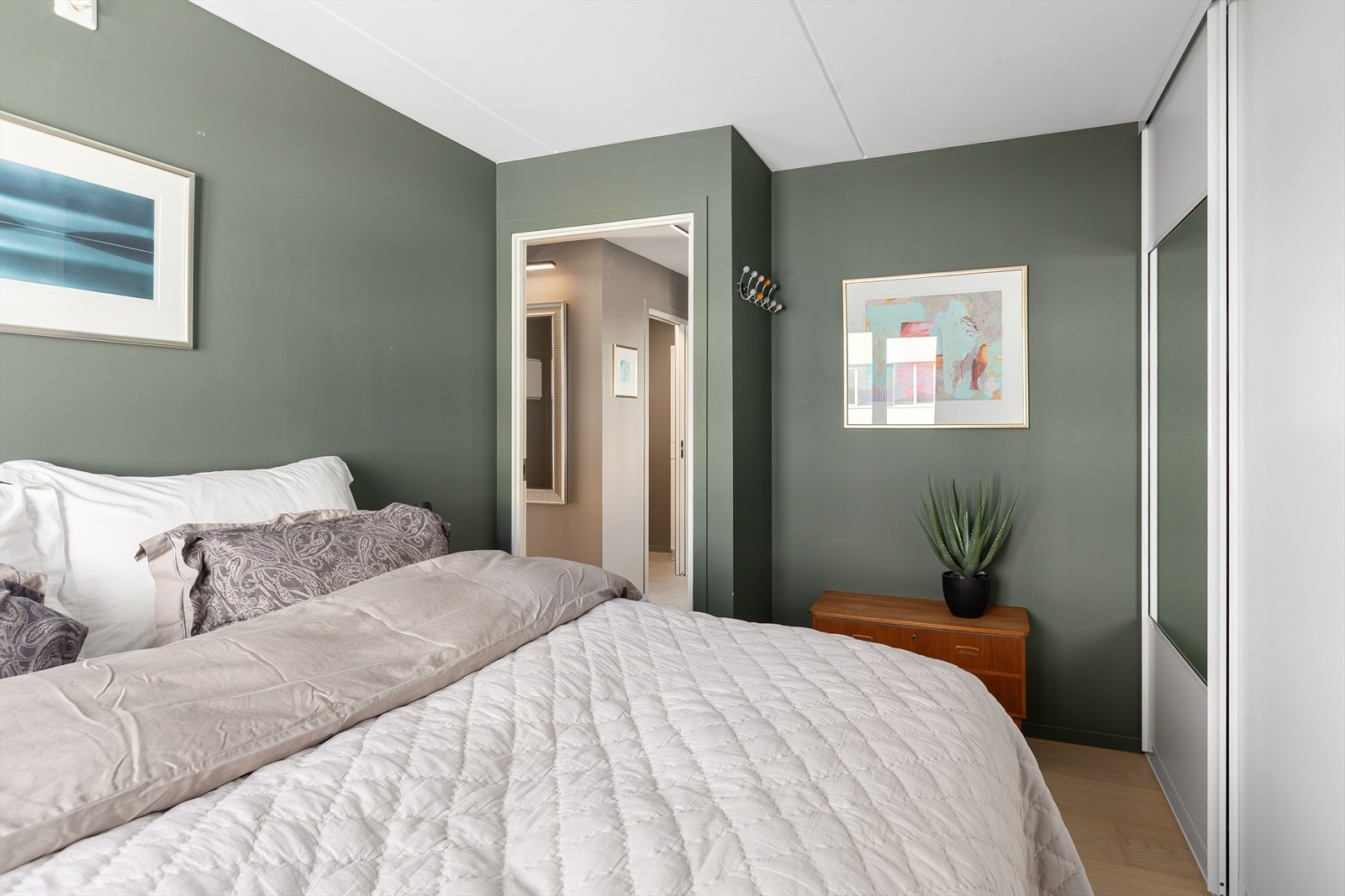 Stor og praktisk skyvedørsgarderobe og plass til kommode. Galleribilde