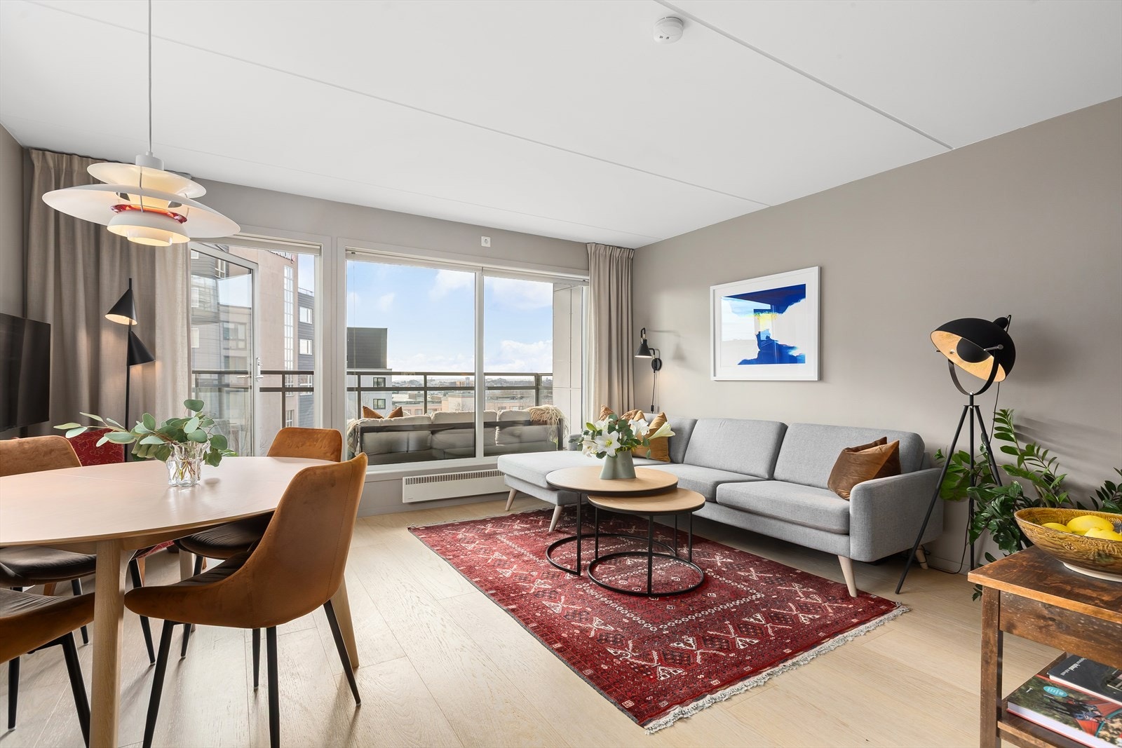 En lys og innbydende 3-roms hjørneleilighet med solrik balkong og flott utsikt. Galleribilde