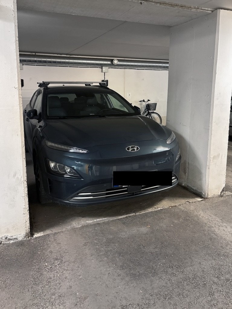 Parkeringsplassen er merket med nr. 7 og har en kjørebredde på ca. 207 cm, som er smalere enn vanlig. Galleribilde