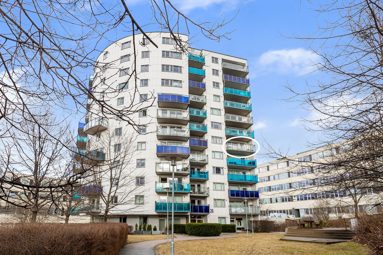 Leiligheten ligger fint plassert i byggets 6. etasje. Galleribilde