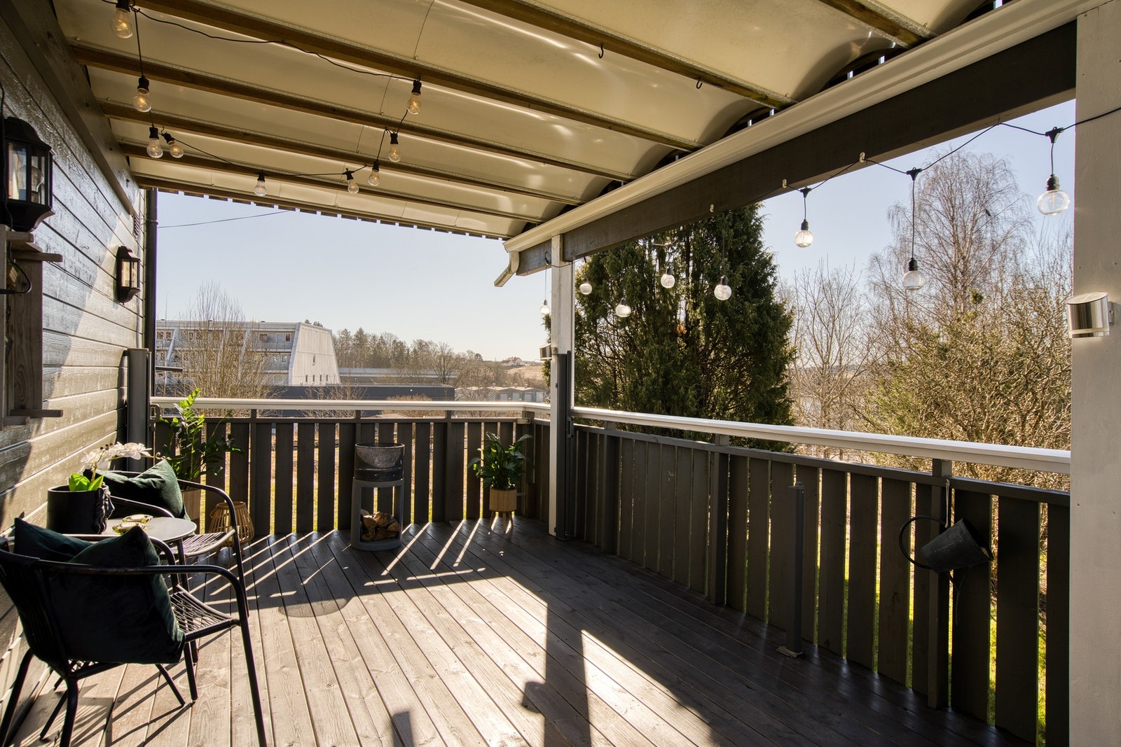 Lun og overbygd balkong. Galleribilde