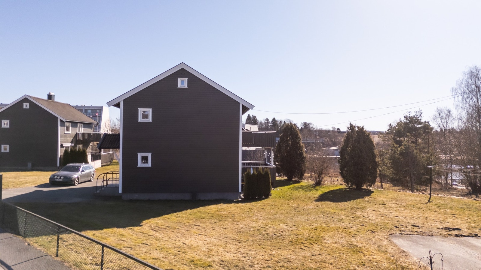 Leiligheten har en sentral beliggenhet, samtidig er området usjenert og har begrenset trafikk. Galleribilde