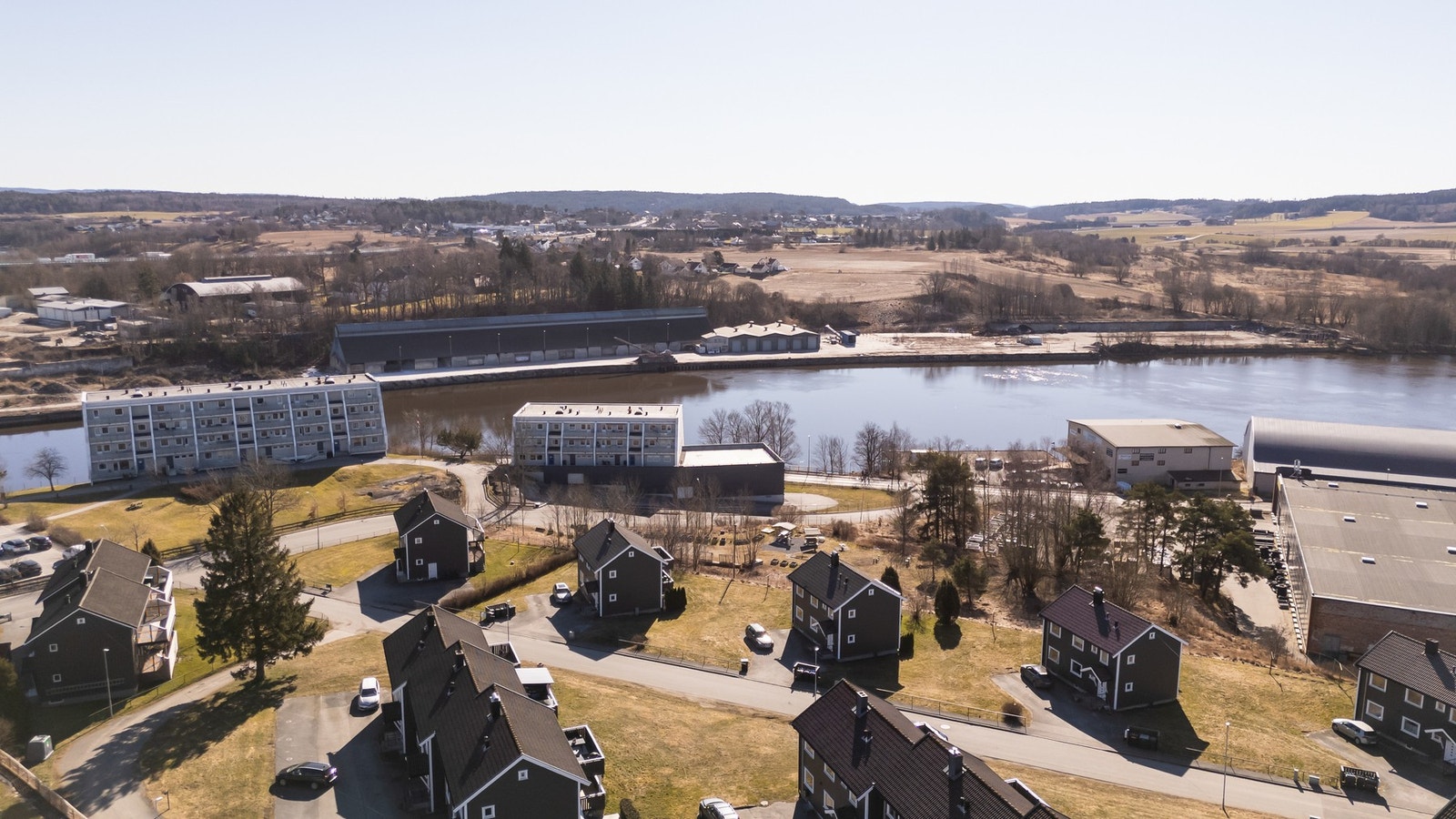 Kort vei til barneskole, barnehage, butikk,
bussholdeplass, Amfi Borg kjøpesenter med de fleste fasiliteter, E6 og til Sarpsborg sentrum. Galleribilde