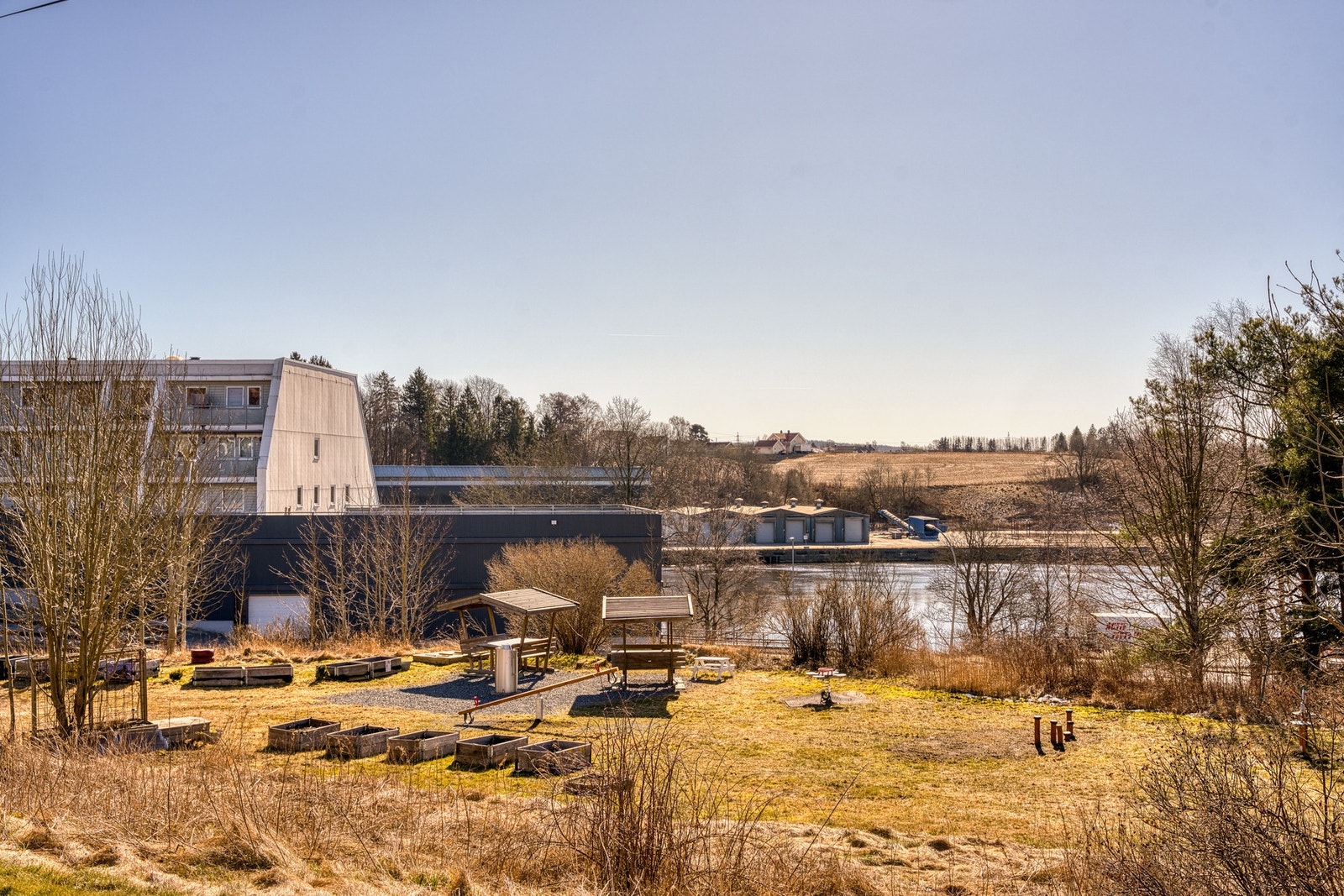 Fellesområdene er pent opparbeidet med "grønnsakshage", lekeapparat, sittebenker og grillplass. Galleribilde