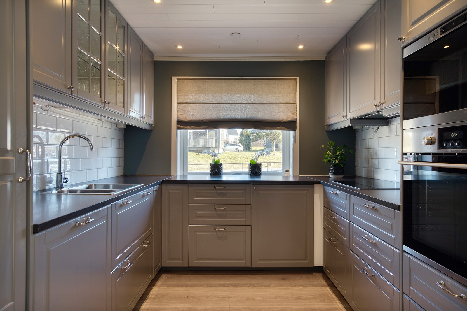 Pent og tidløst kjøkken med masse oppbevaringsplass i skap og skuffer. Galleribilde