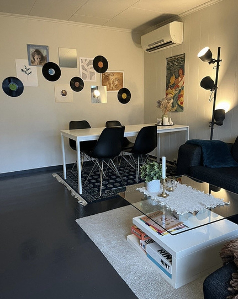 GOD PLASS I STUE Galleribilde