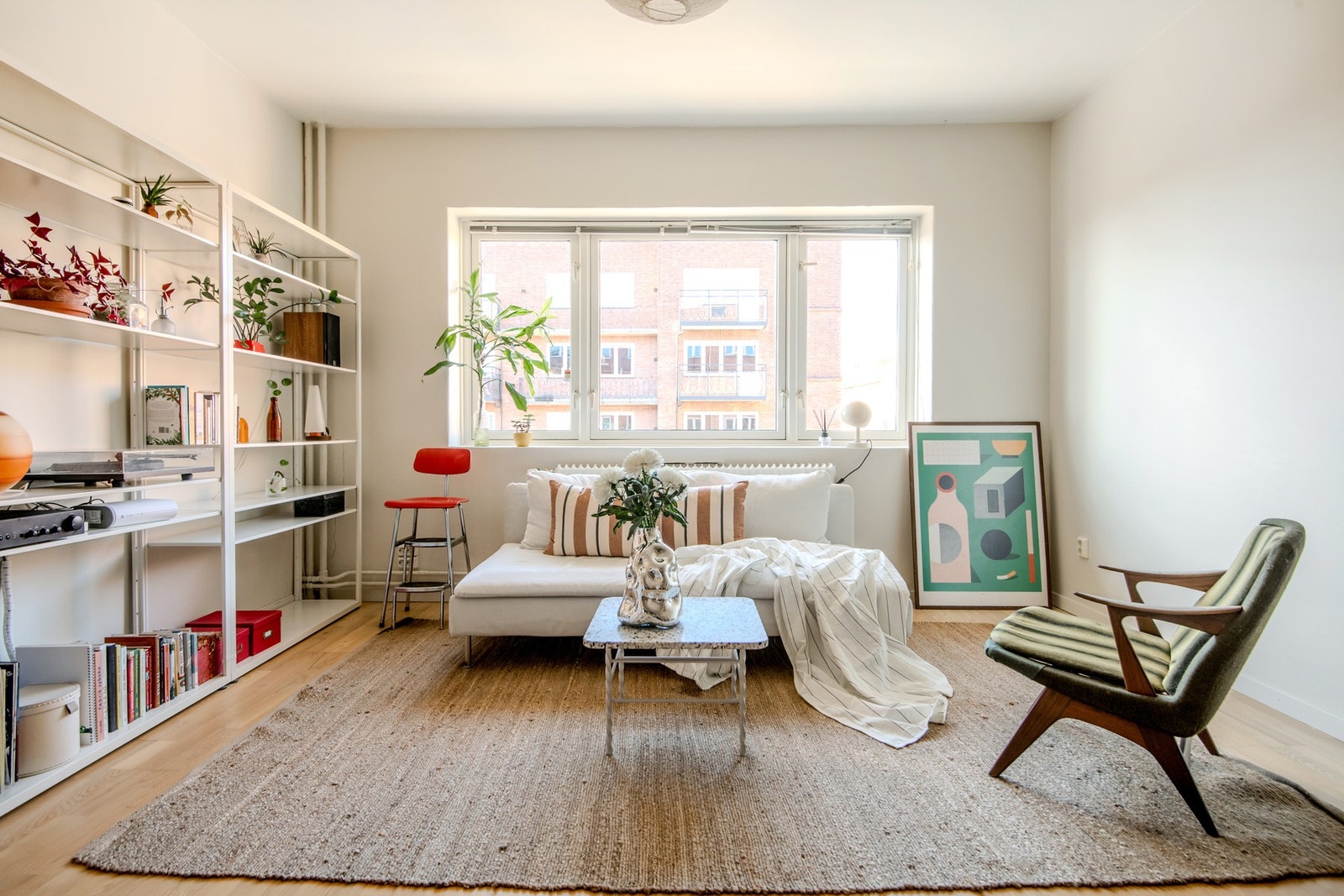 Stuen er lys og luftig, med vestvendt beliggenhet og et stort vindu som gir gode lysforhold. Galleribilde