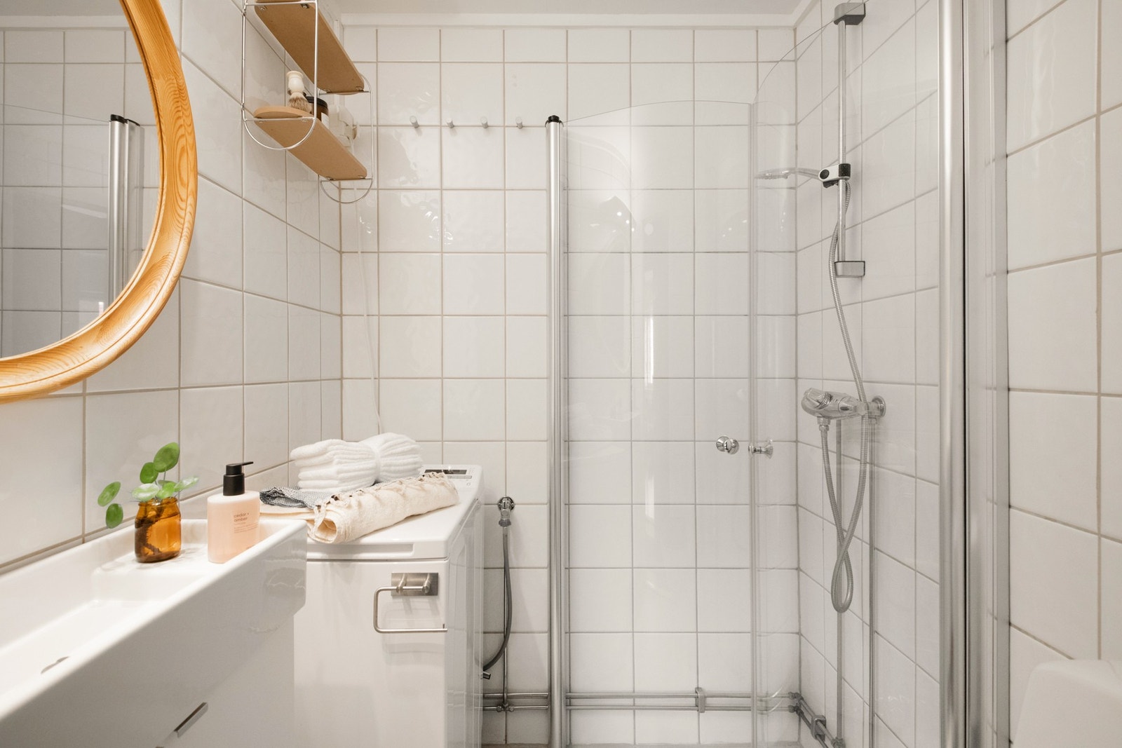 Tidløst flislagt bad med varmekabler i gulv. Termostaten til varmekablene ble skiftet ut i 2025. Galleribilde