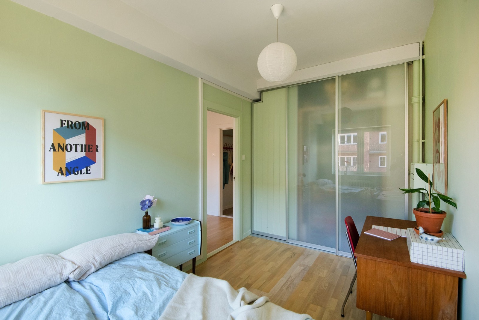 Det er god plass til dobbeltseng, nattbord og øvrig ønsket møblement, noe som gir fleksibilitet i innredningen. Galleribilde