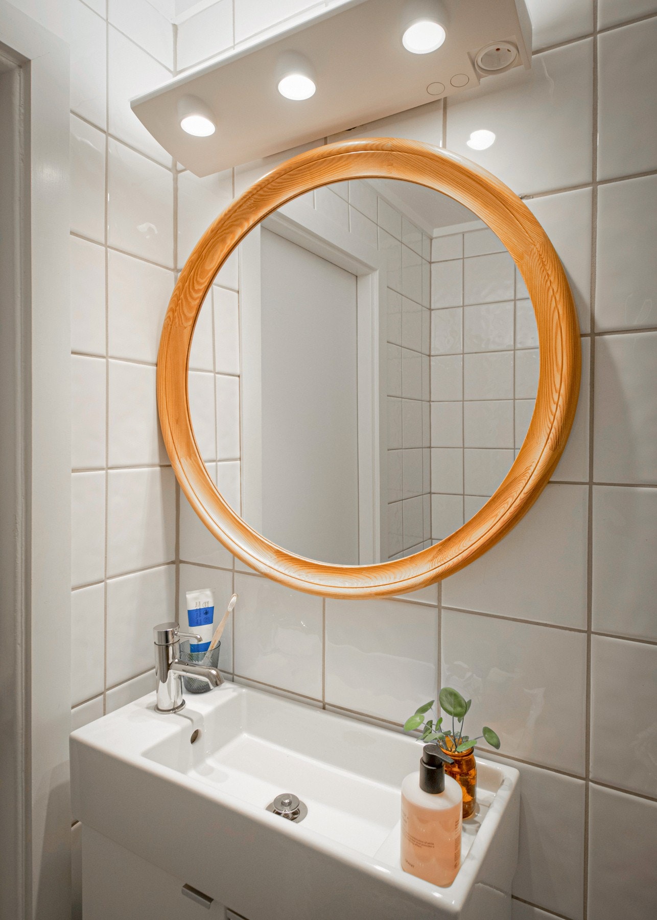 Baderomsinnredningen fra 2014 har godt med oppbevaringsplass under servanten. Galleribilde