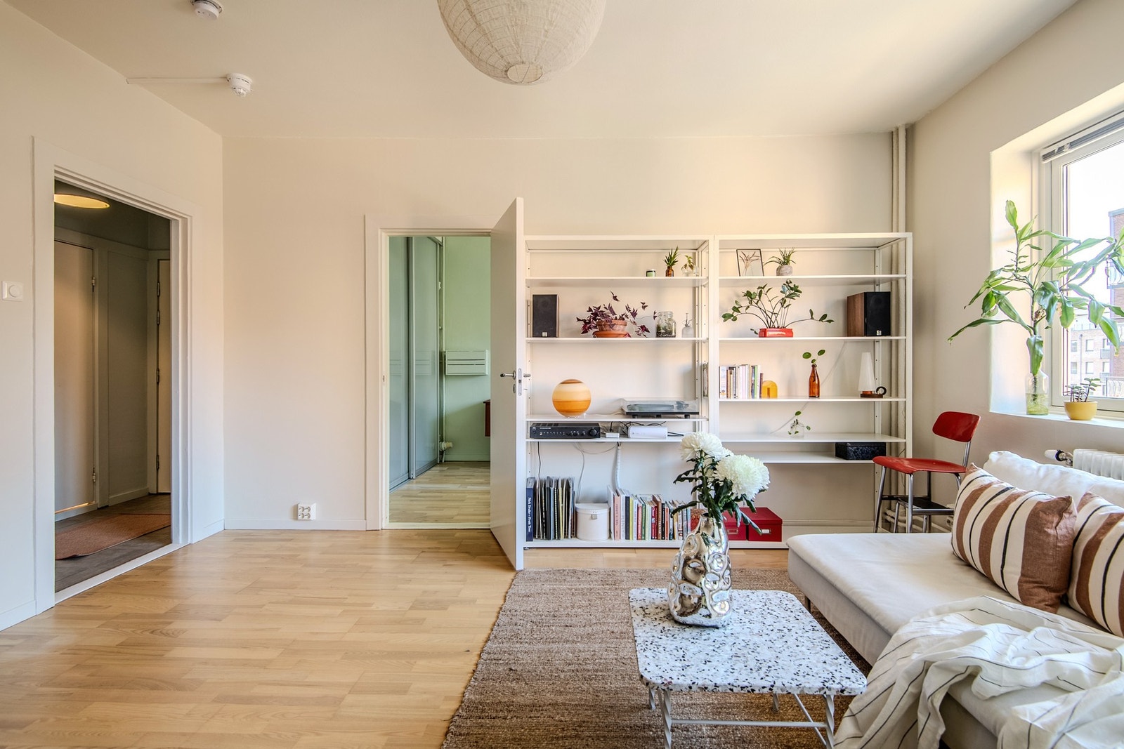 Gulvet er belagt med parkett, og veggene ble malt opp i 2025 i tidsriktige og harmoniske fargetoner. Galleribilde