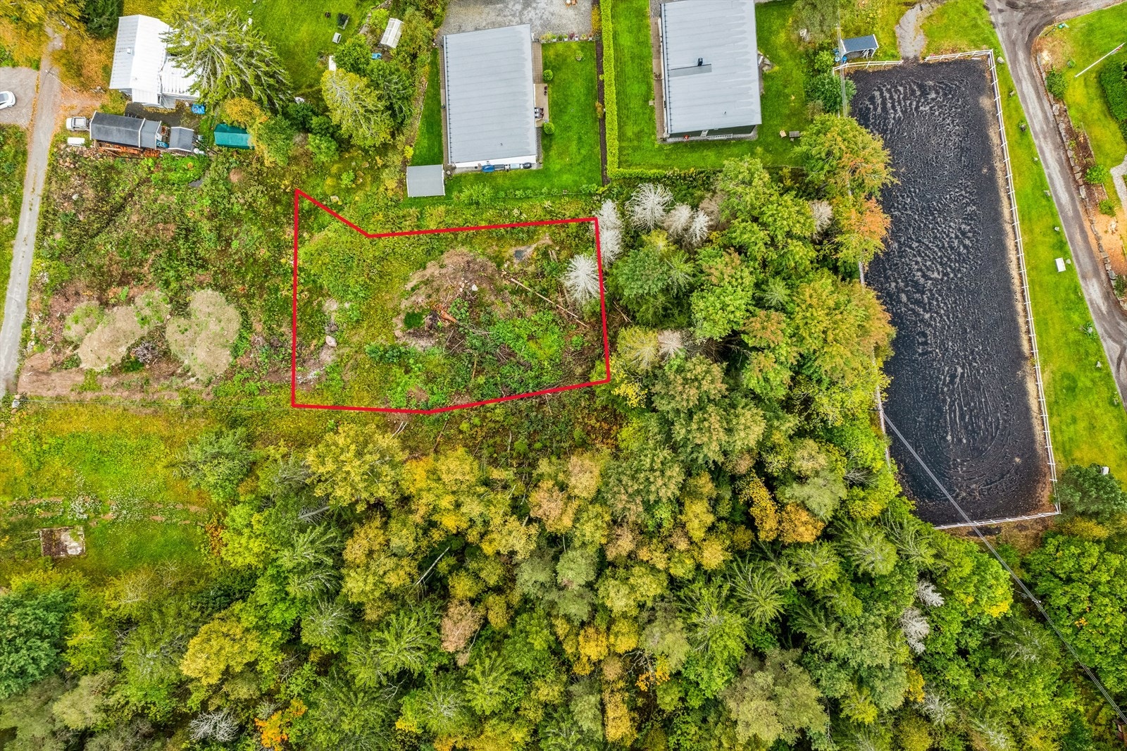 En solrik eiertomt på ca. 791,6 m², beliggende i et barnevennlig og rolig boligområde i naturskjønne omgivelser på Berg. Galleribilde