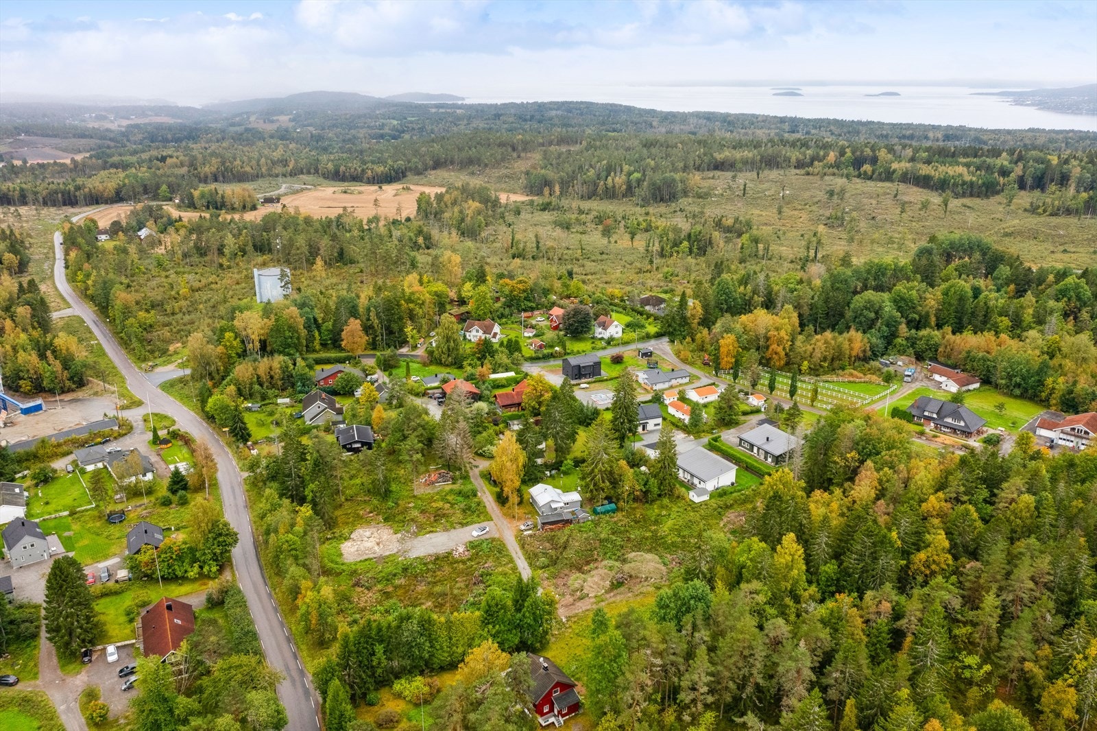 Tomten har en barnevennlig beliggenhet. Fra eiendommen er det en kort kjøretur til barnehager, skoler og videregående skole. Galleribilde