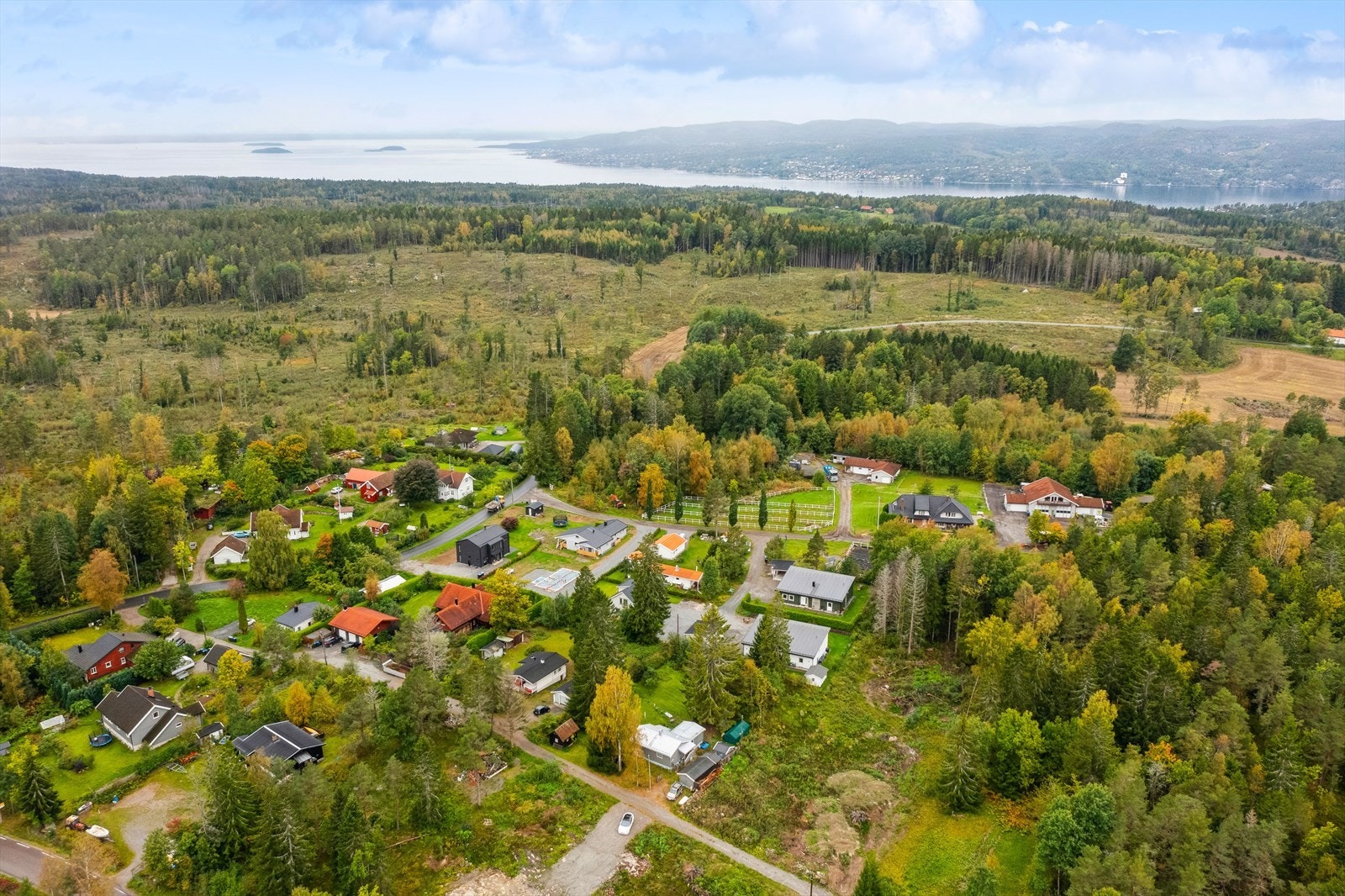 Om sommeren er strendene i idylliske Hvitsten og Emmerstad bare en kort sykkeltur unna. Galleribilde