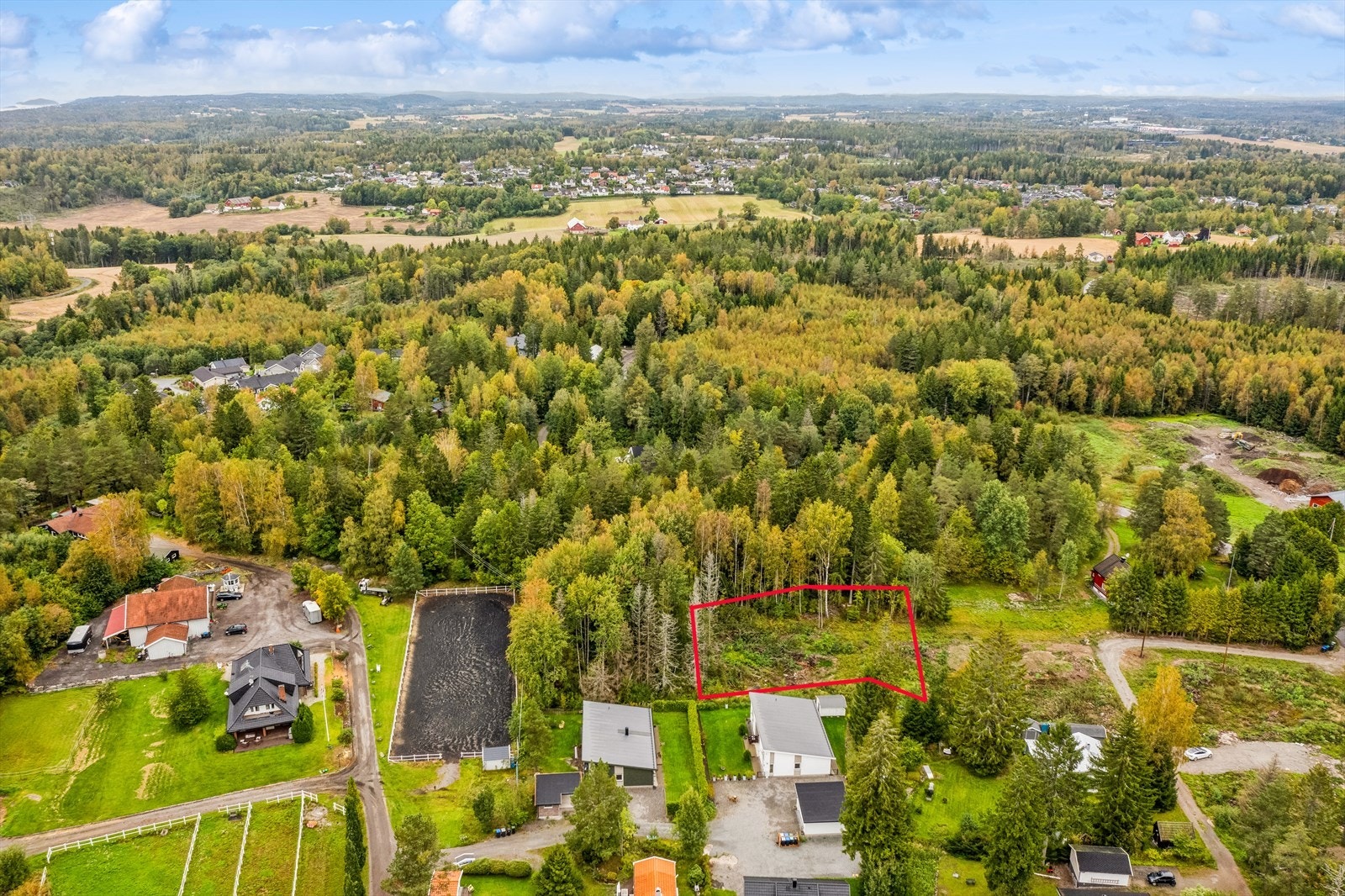 Det er gitt tillatelse til oppføring av enebolig kalt "Dråpen" med carport. Galleribilde