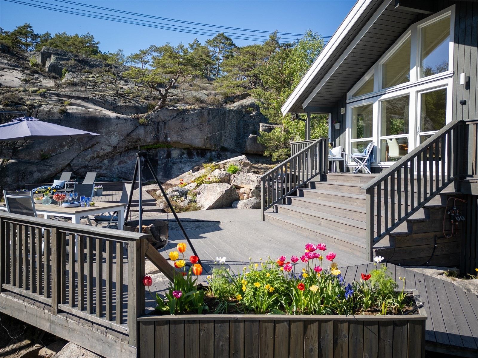 Flotte blomsterkasser er plassert langs uteområdene Galleribilde