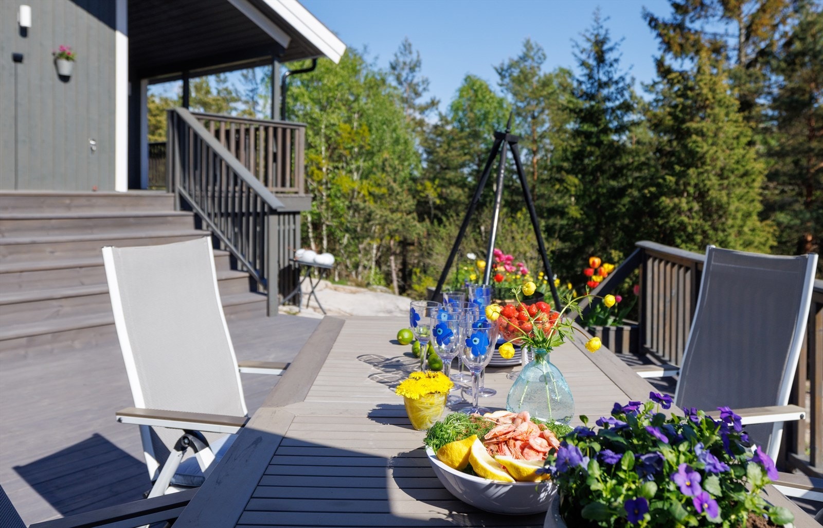 Duren fra fritidsbåter og måkeskrik hører man fra Sildevika som ligger rett nedenfor Galleribilde