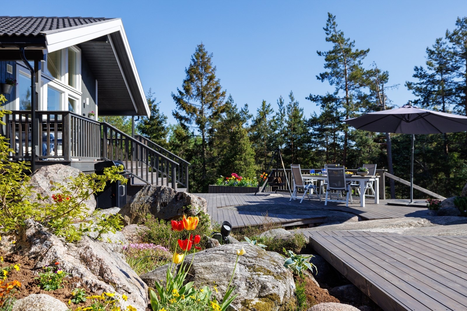 Man disponerer en parkeringsplass på felles parkeringsområde Galleribilde