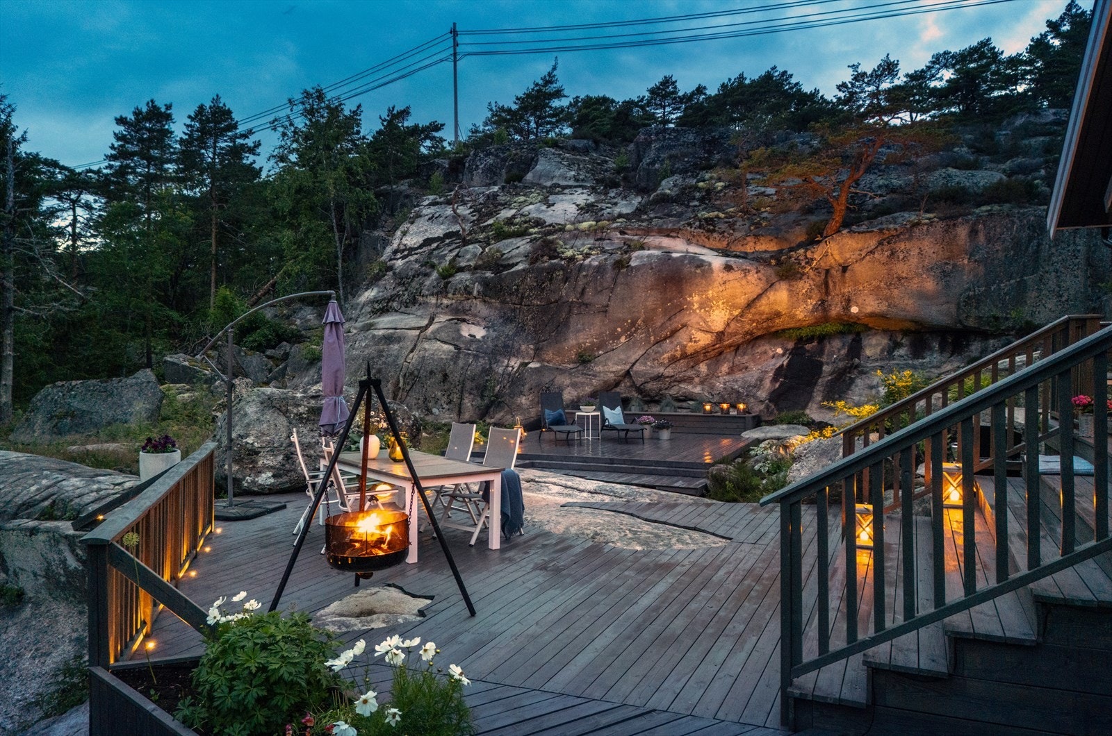Rundt på tomten er det skjermede uteplasser og praktfulle terrasser i flere høyder med belysning Galleribilde