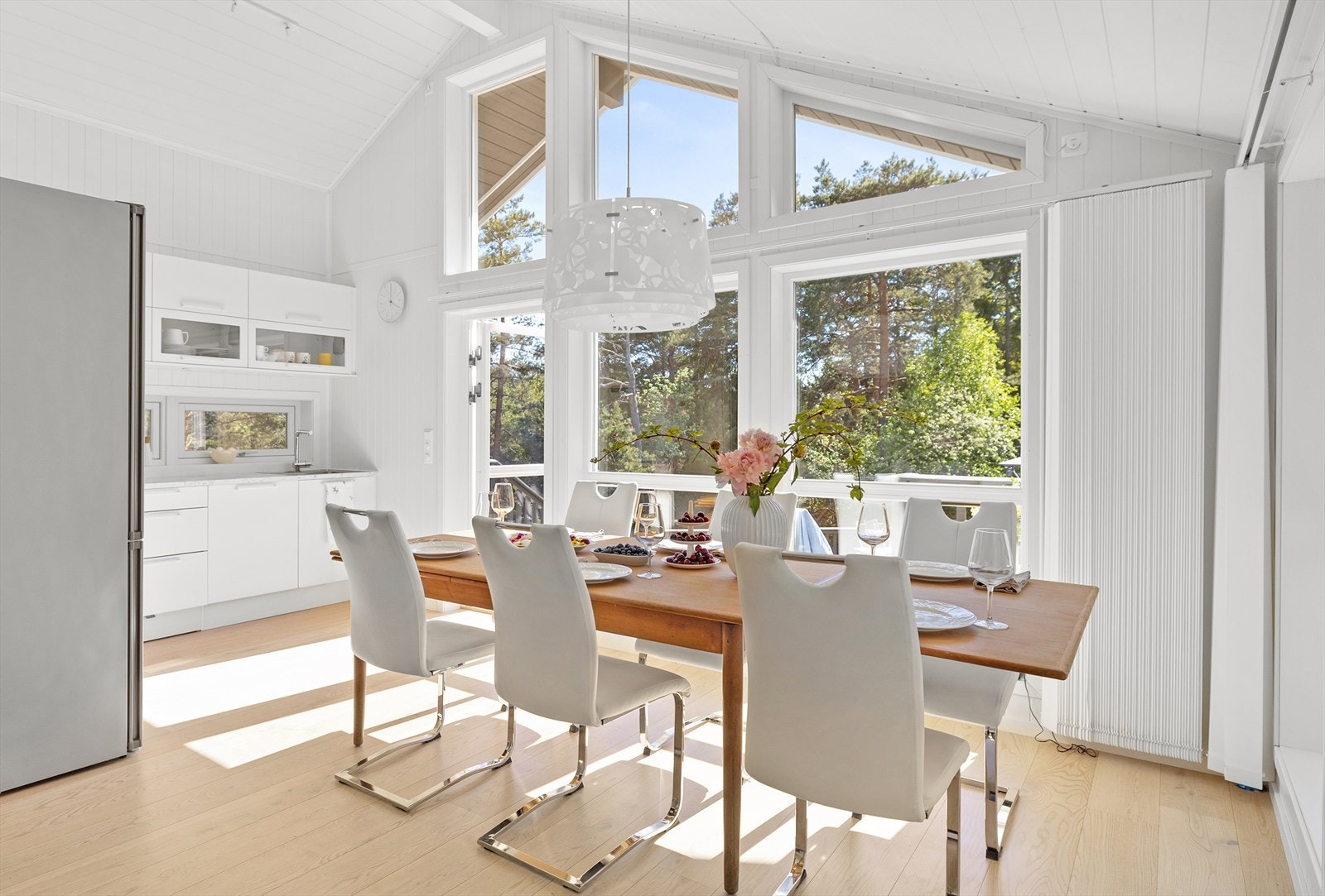 Store vinduer som slipper inn rikelig med naturlig lys Galleribilde