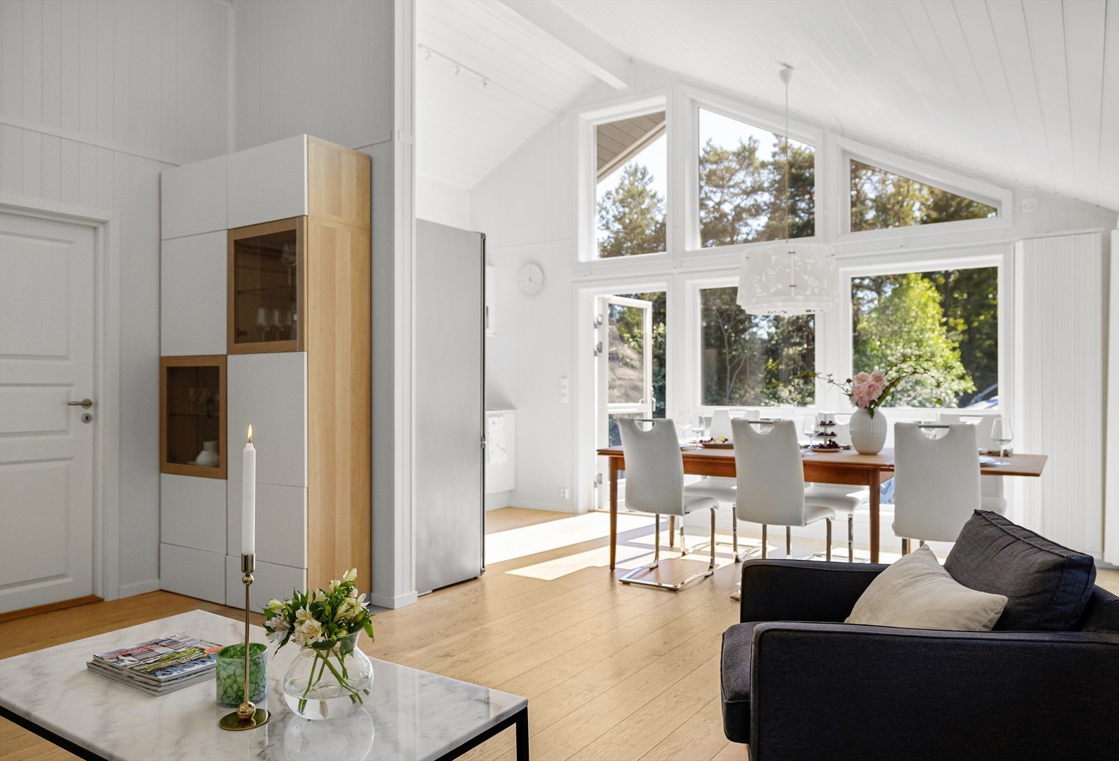 Som du ser inne er det åpen himling i stuen og kjøkken, og derfor er vinduene bygget veldig høyt Galleribilde