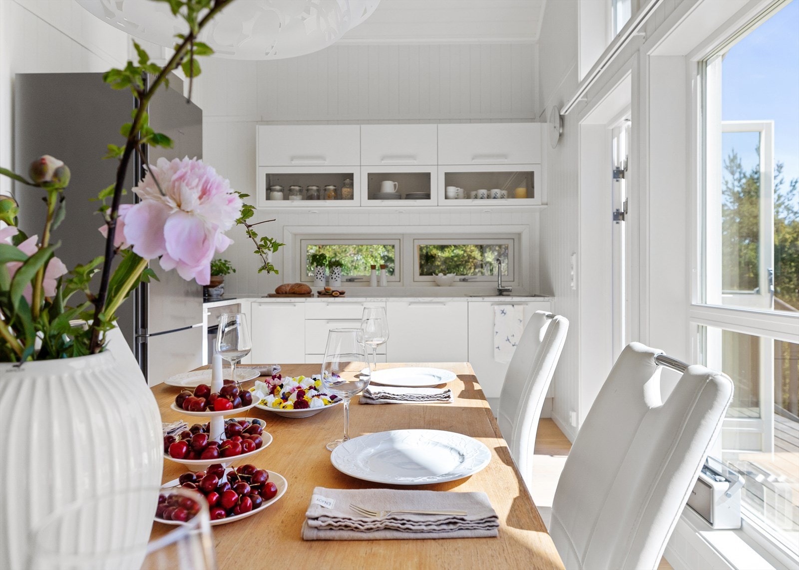 Mellom stue og kjøkken er det god plass til et stort spisebord Galleribilde