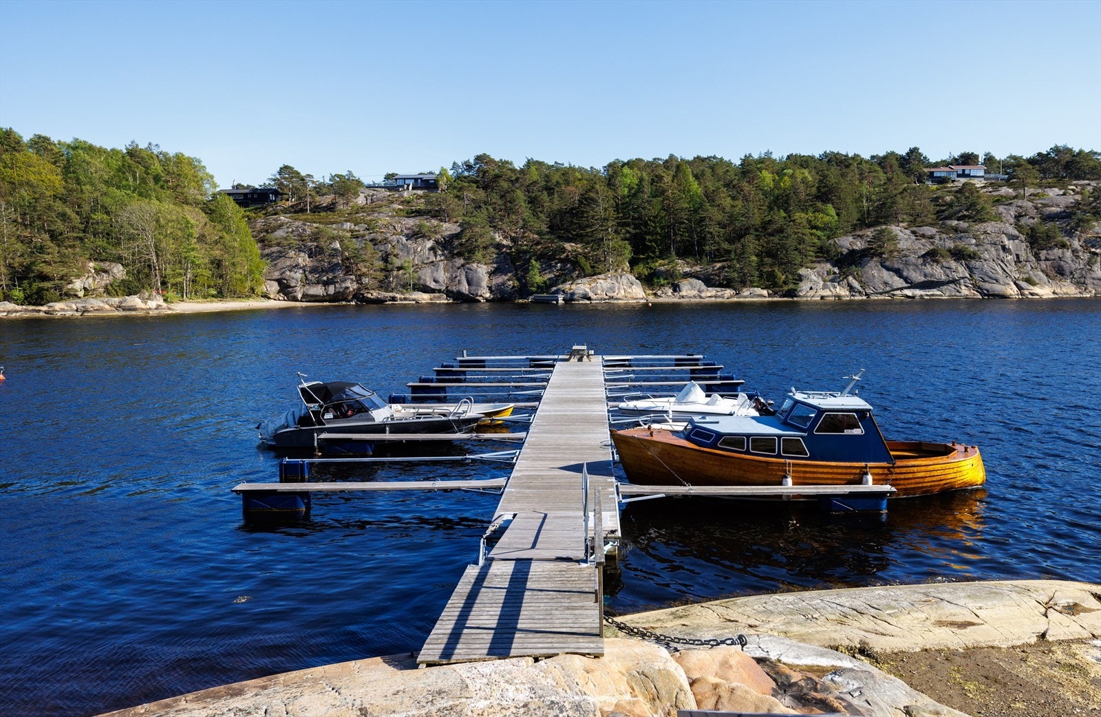 Det disponeres båtplass i kort gangavstand fra hytta Galleribilde