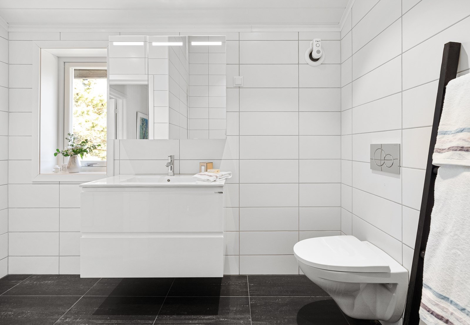 Badet er flislagt, har gulvvarme, opplegg for vaskemaskin samt downlight i tak Galleribilde