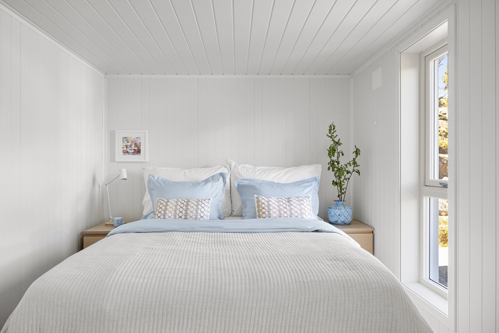 Hytta har tre romslige soverom samt en hems Galleribilde