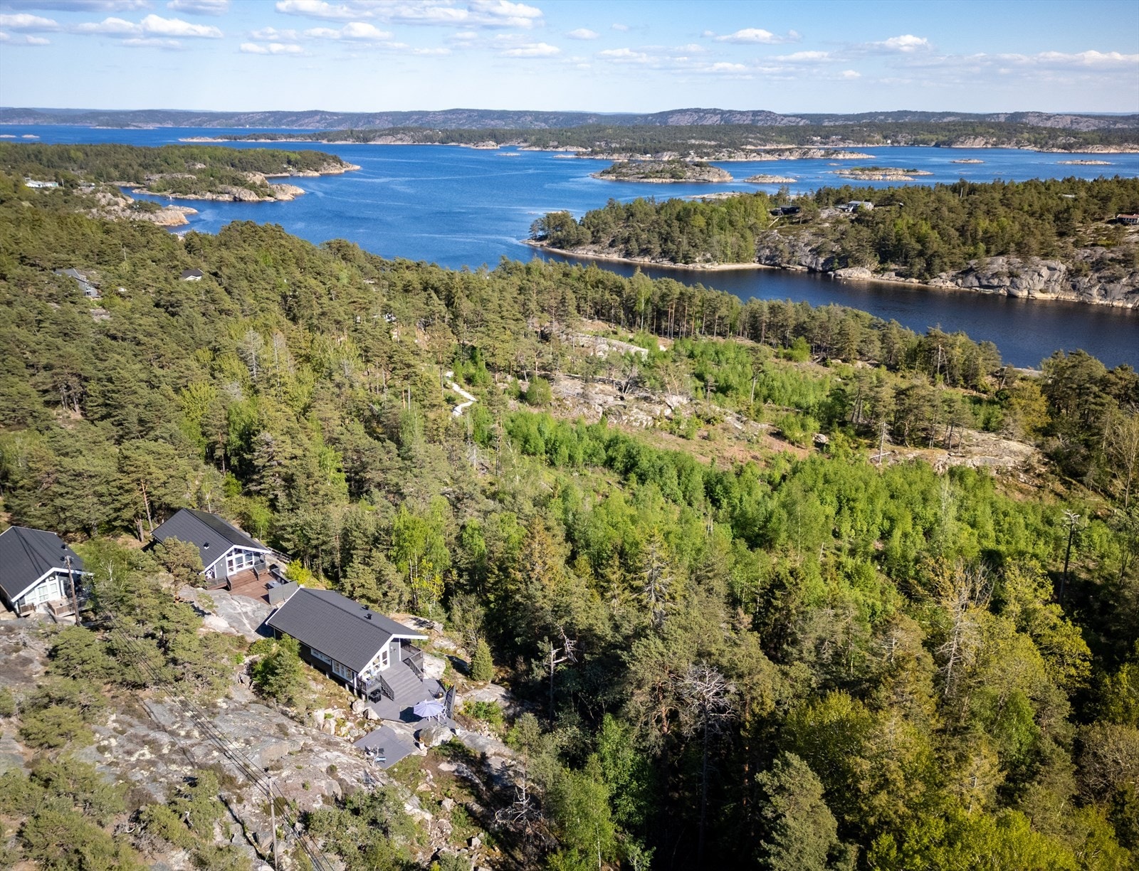 Badestrender, båtplass og diverse fasiliteter ligger i gangavstand fra hytta Galleribilde