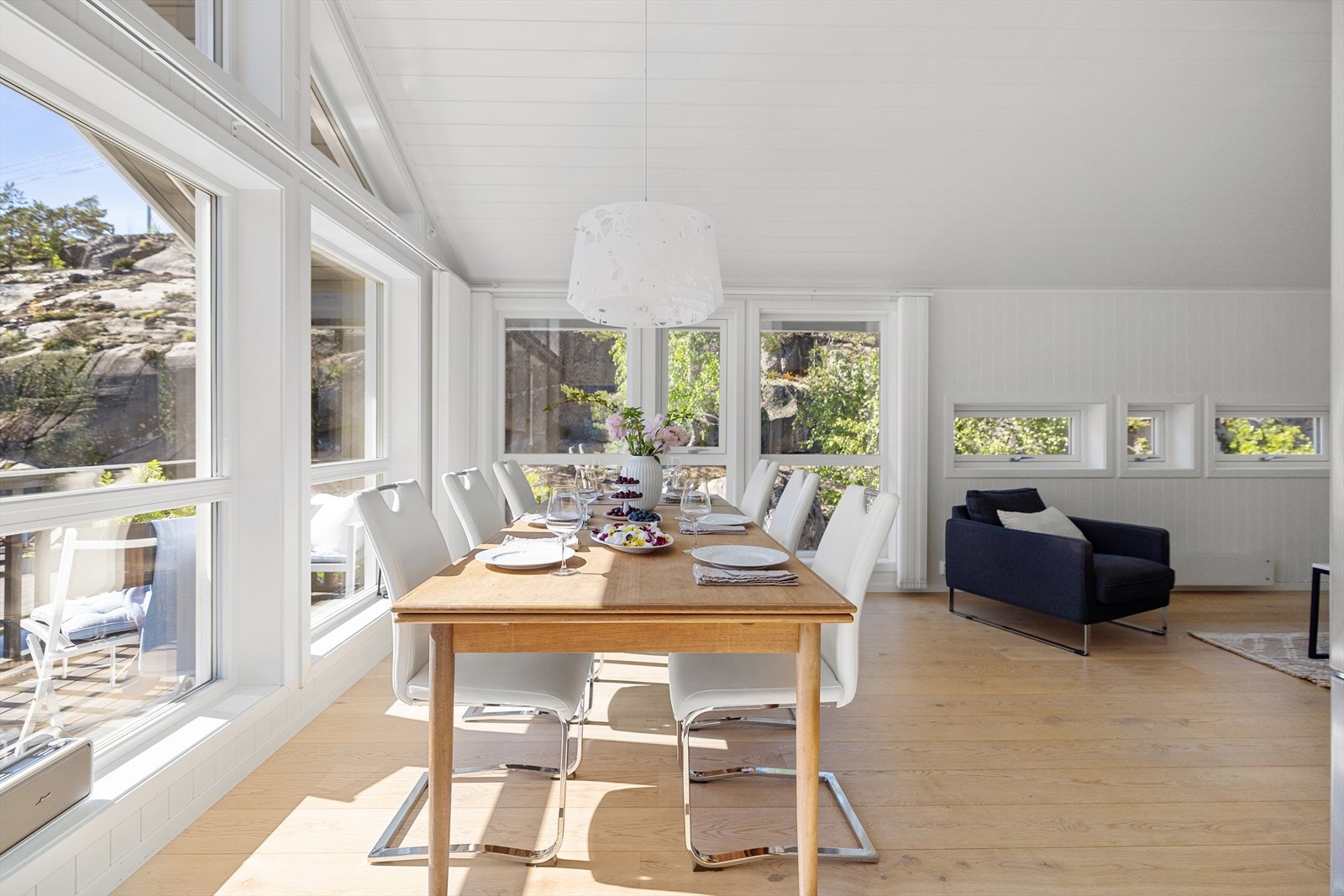 Igjen, legg merke til alle vinduene og de lyse overflatene Galleribilde