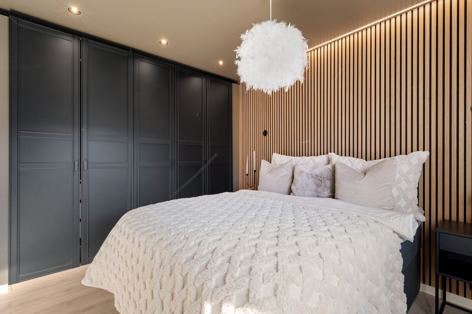 - Oppgradert i 2023 med spileplater, malt overflater, nytt gulv og listverk, nytt el-anlegg med downlights og LED-stripe i tak samt nye stikkontakter og dimmere - Galleribilde