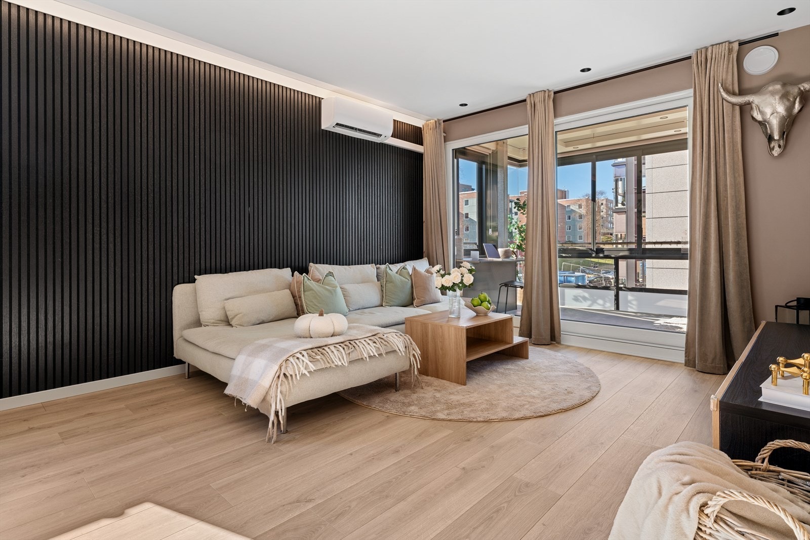 - Stuen ble oppgradert i 2023 med lekre spileplater, malte overflater, nytt gulv og listverk, nytt el-anlegg med downlights og LED-stripe i tak, samt nye stikkontakter og dimmere - Galleribilde