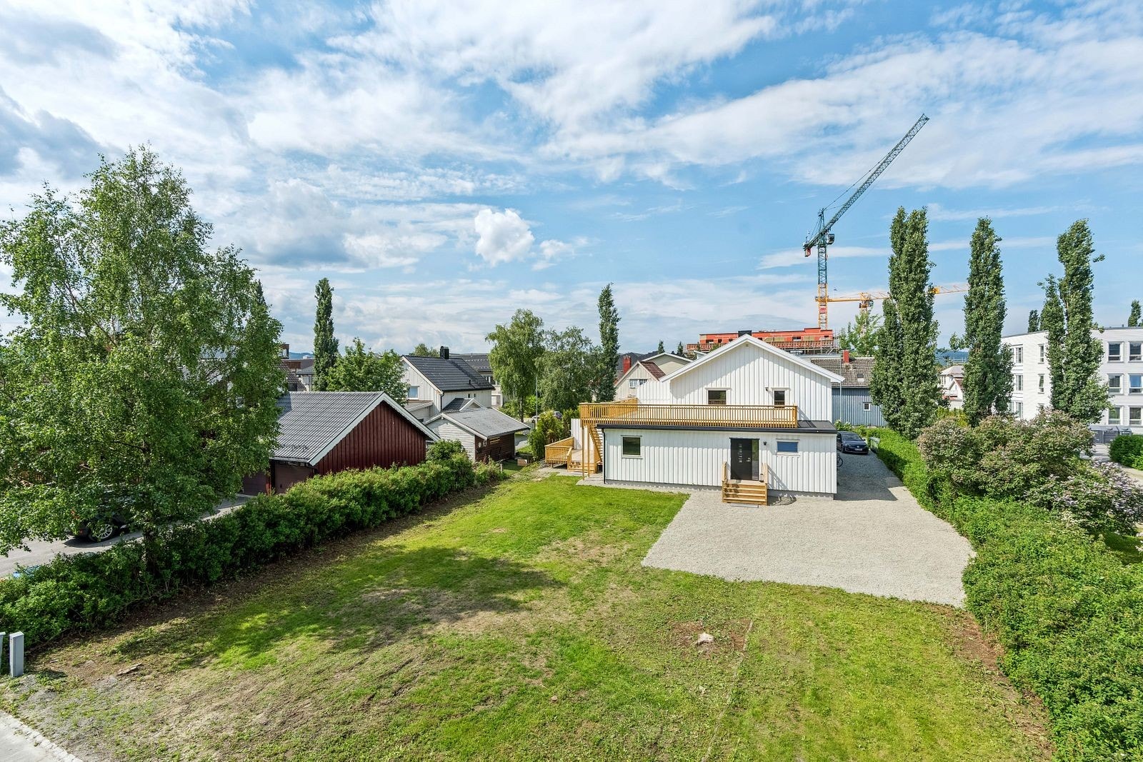 Stort uteområde med 2 nye terrasser og solrike forhold Galleribilde