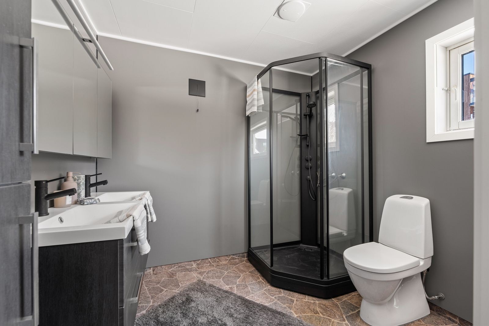 Badet i hovedetasjen er på 6,5 m² Galleribilde