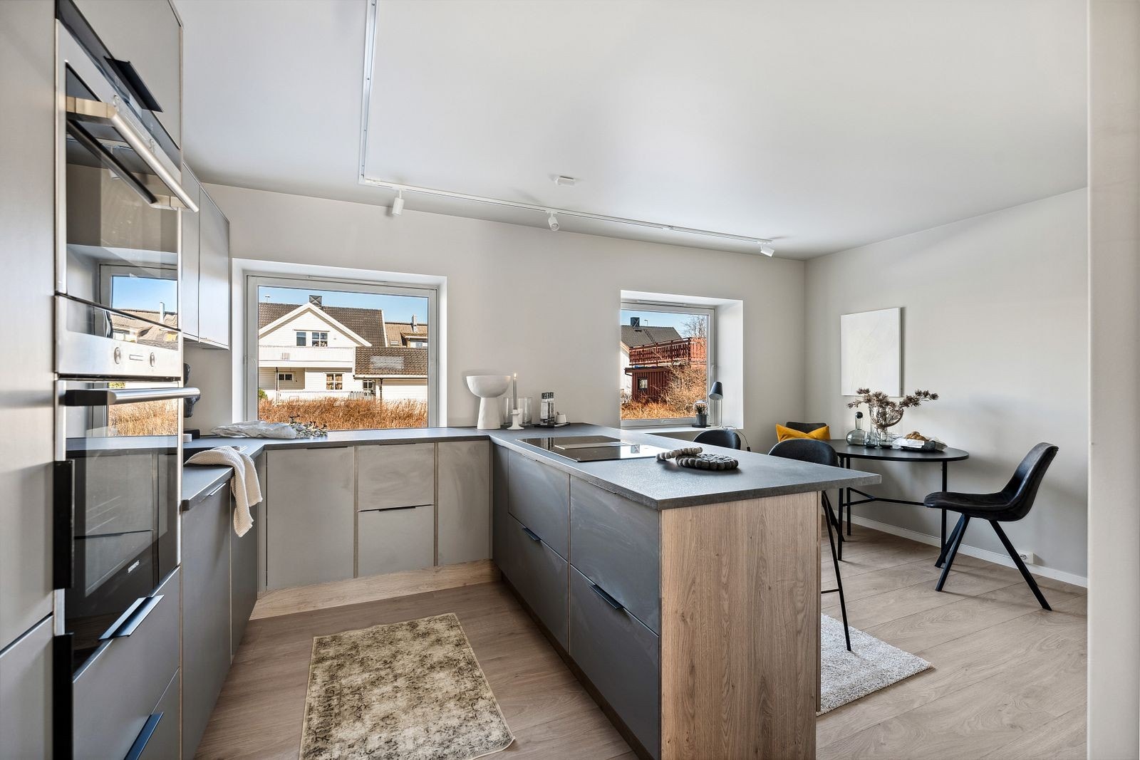 Kombinert kjøkken og frokostkrok Galleribilde