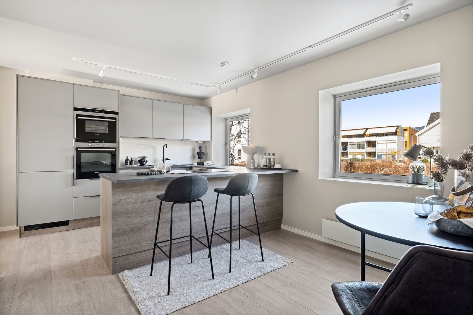 Her kan du enten nyte kaffen på kjøkkenøya eller i kjøkkenkroken Galleribilde