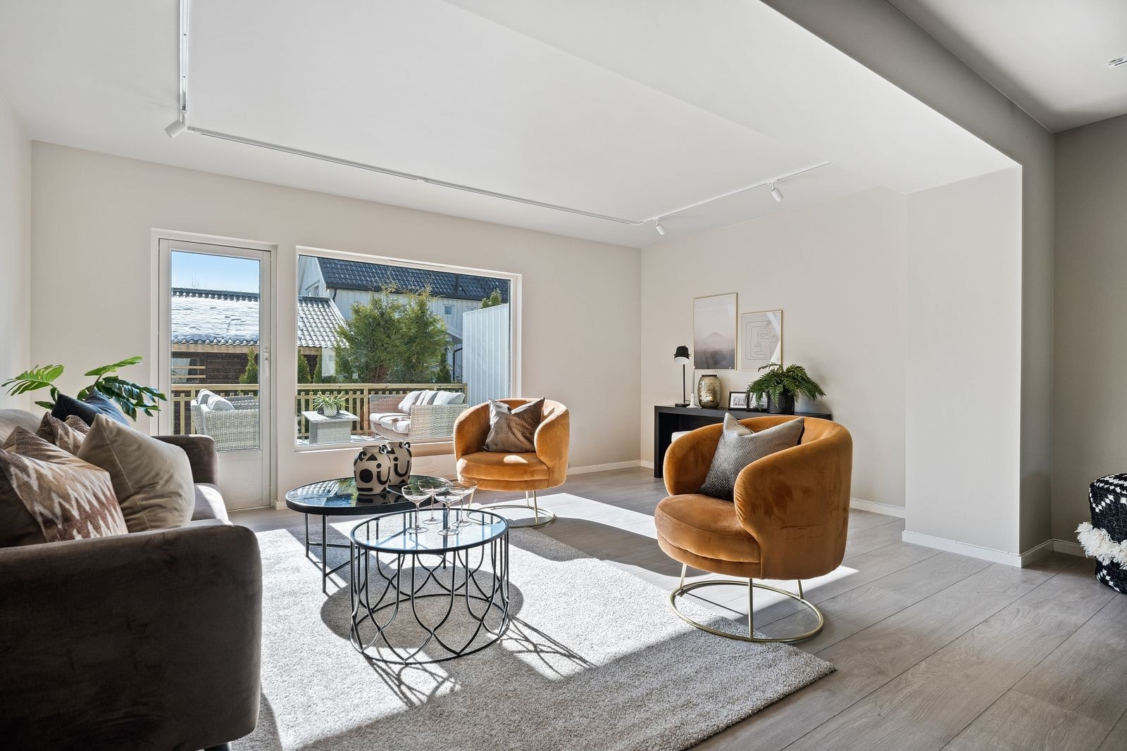 Moderne stue med mye naturlig lysinnslipp Galleribilde